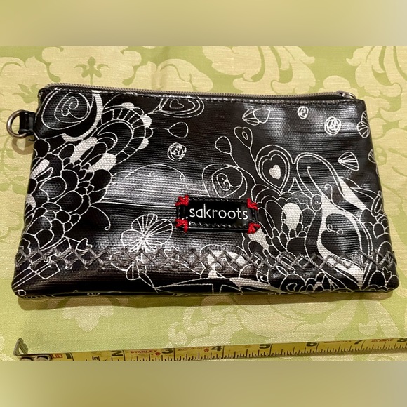 Sakroots vegan wallet handbag w built in power bank - Picture 3 of 9